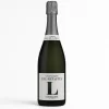 Fles Champagne Legret & Fils Contraste Extra Brut met zilveren etiket en groene ‘L’ op witte achtergrond.