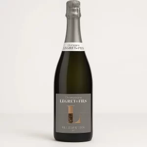 Fles Champagne Legret & Fils Millésimé 2008 met zilveren label en zwarte capsule op witte achtergrond